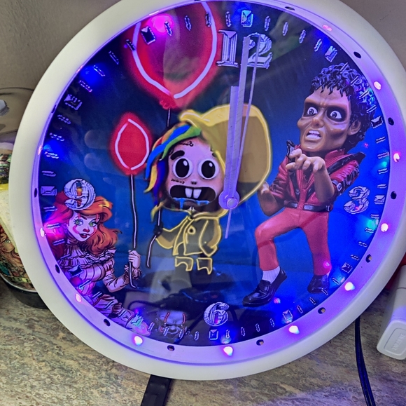 Tekashi gets a thriller clock - Picture 4 of 12